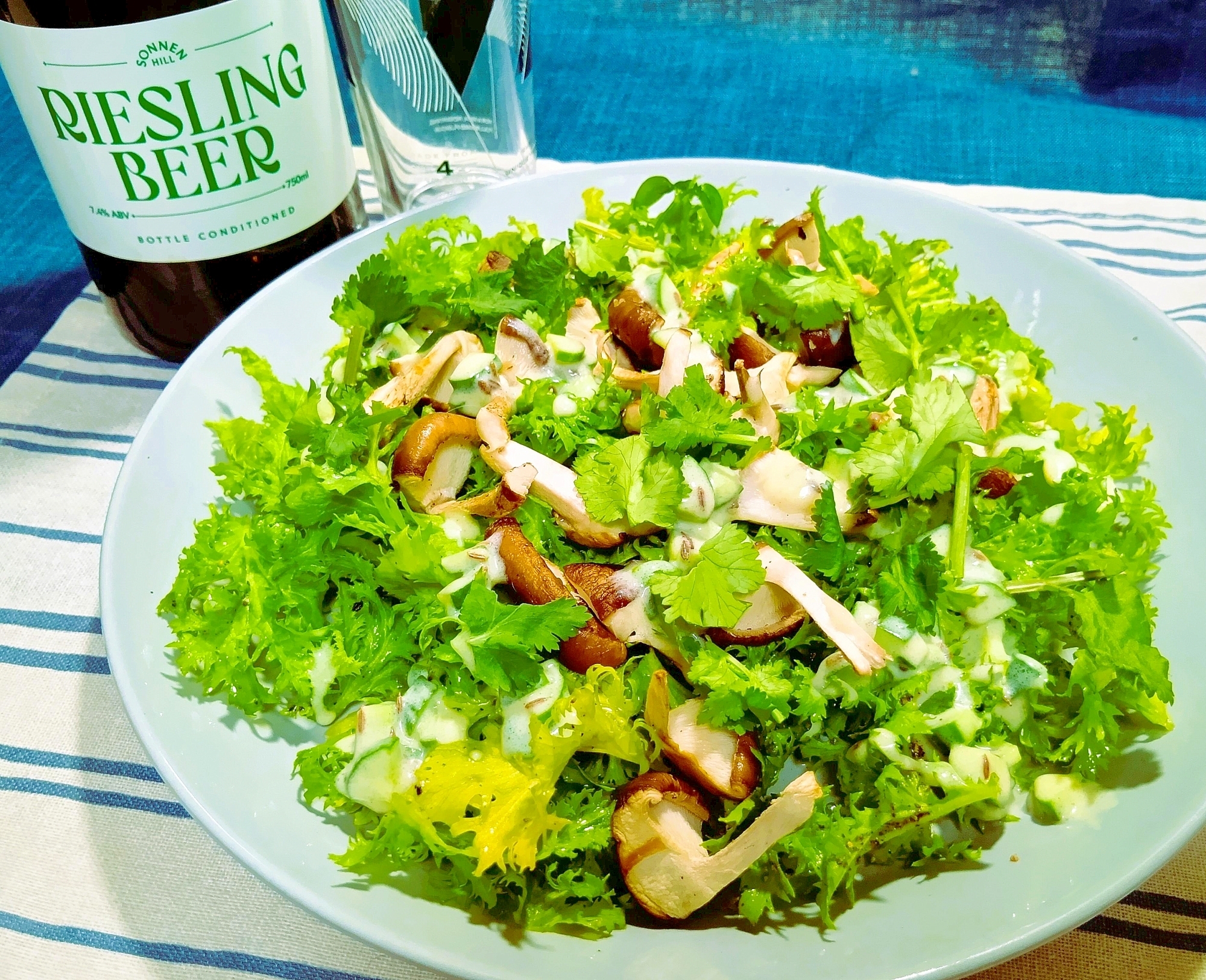 ライタ風ソースで!香菜とわさび菜のきのこサラダ