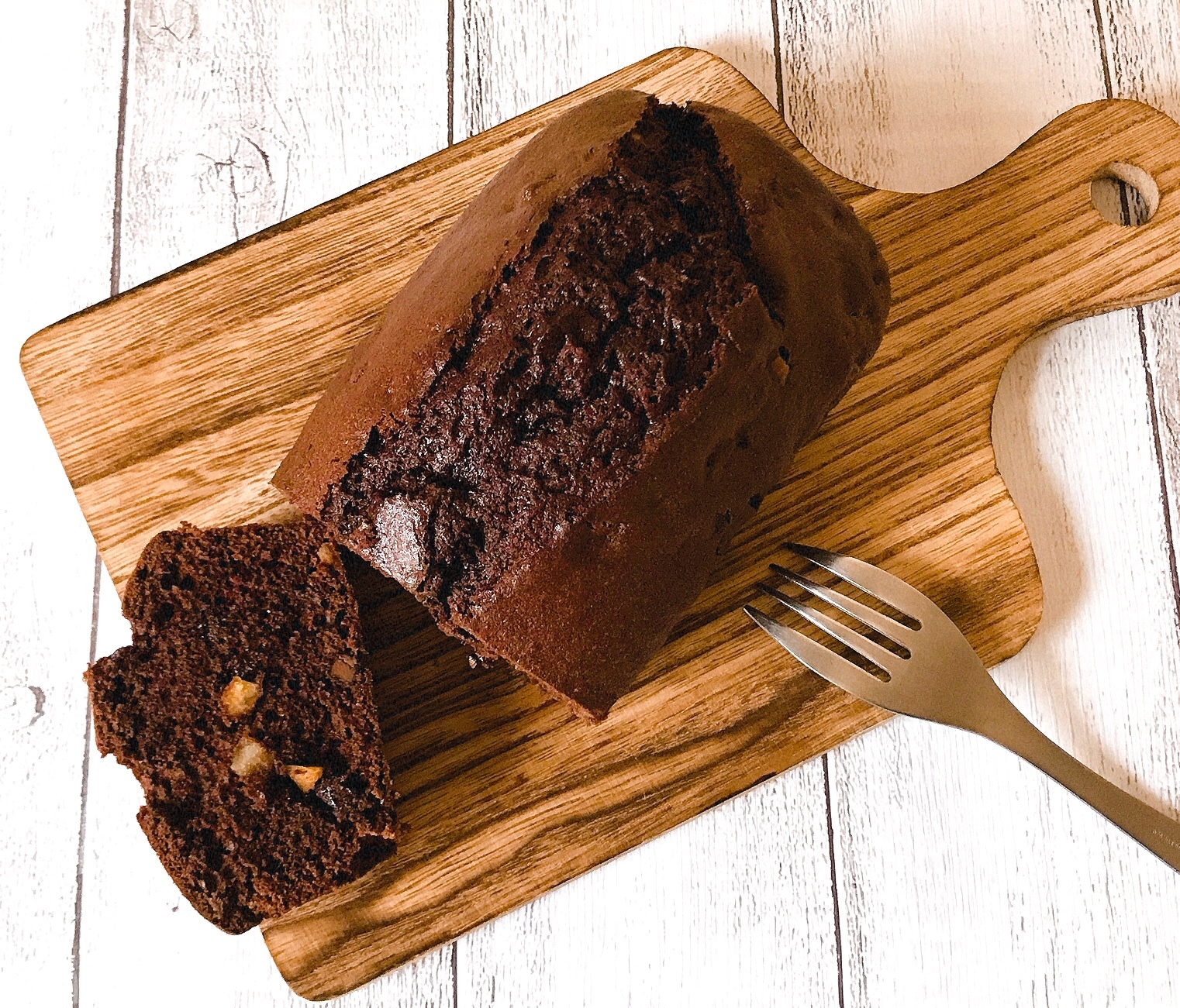 木のボードの上にカットされて置かれたチョコパウンド