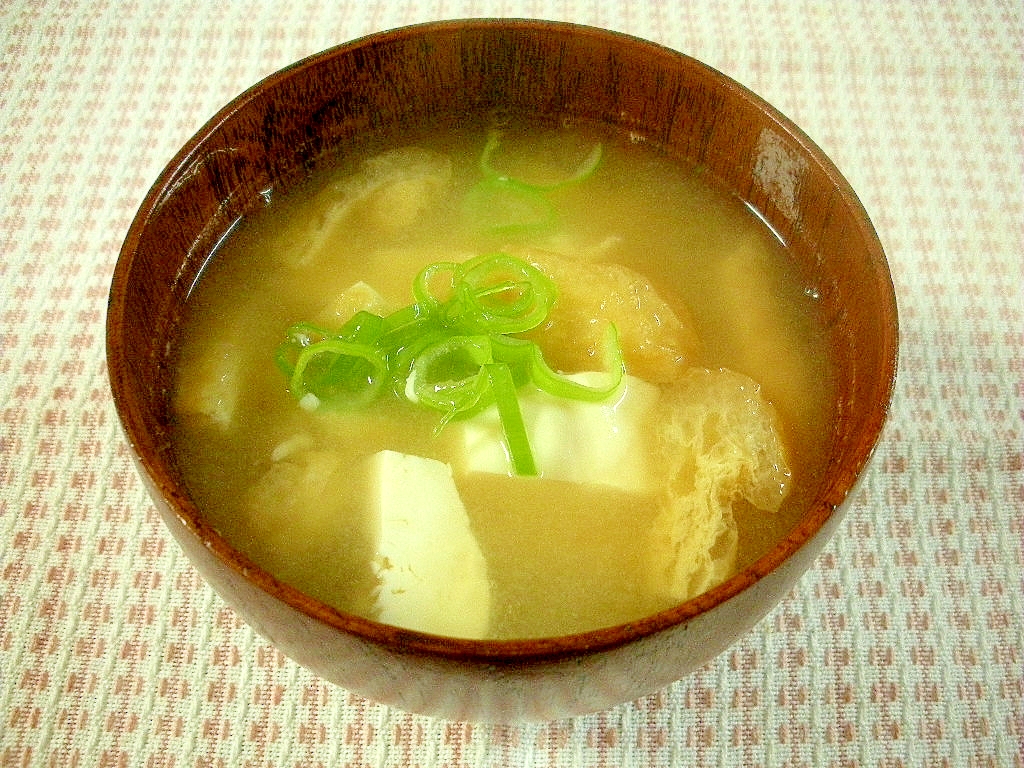 油揚げと豆腐の味噌汁