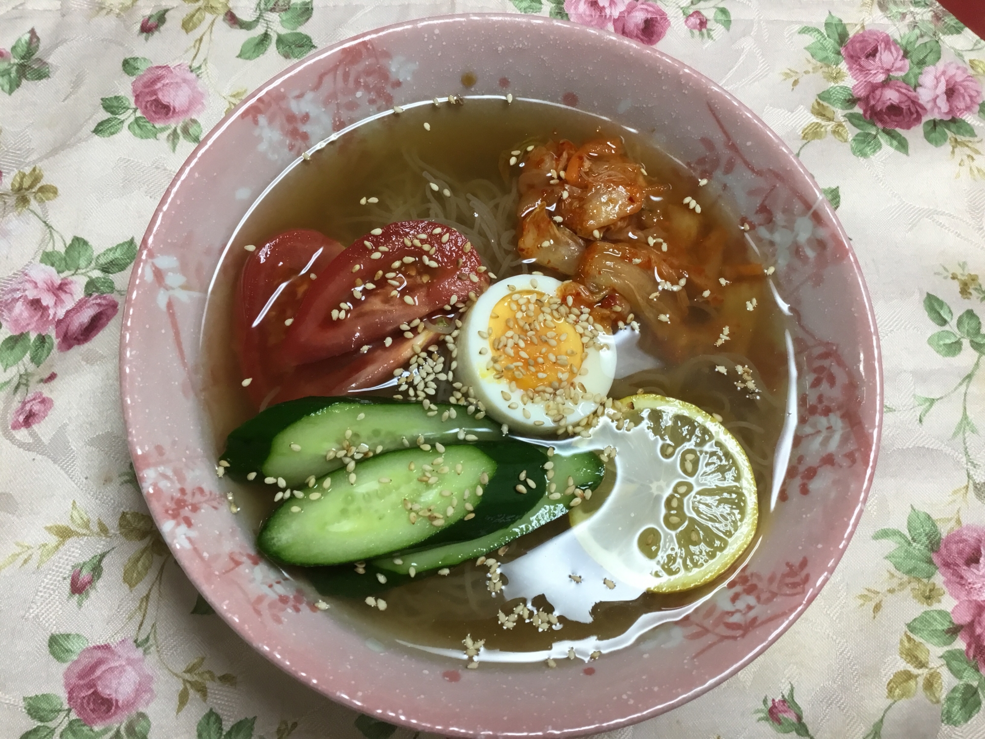 トマトときゅうり入りの韓国風冷麺