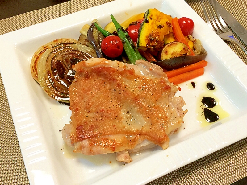 鶏モモ肉のグリルとバルサミコソース、グリル野菜添え