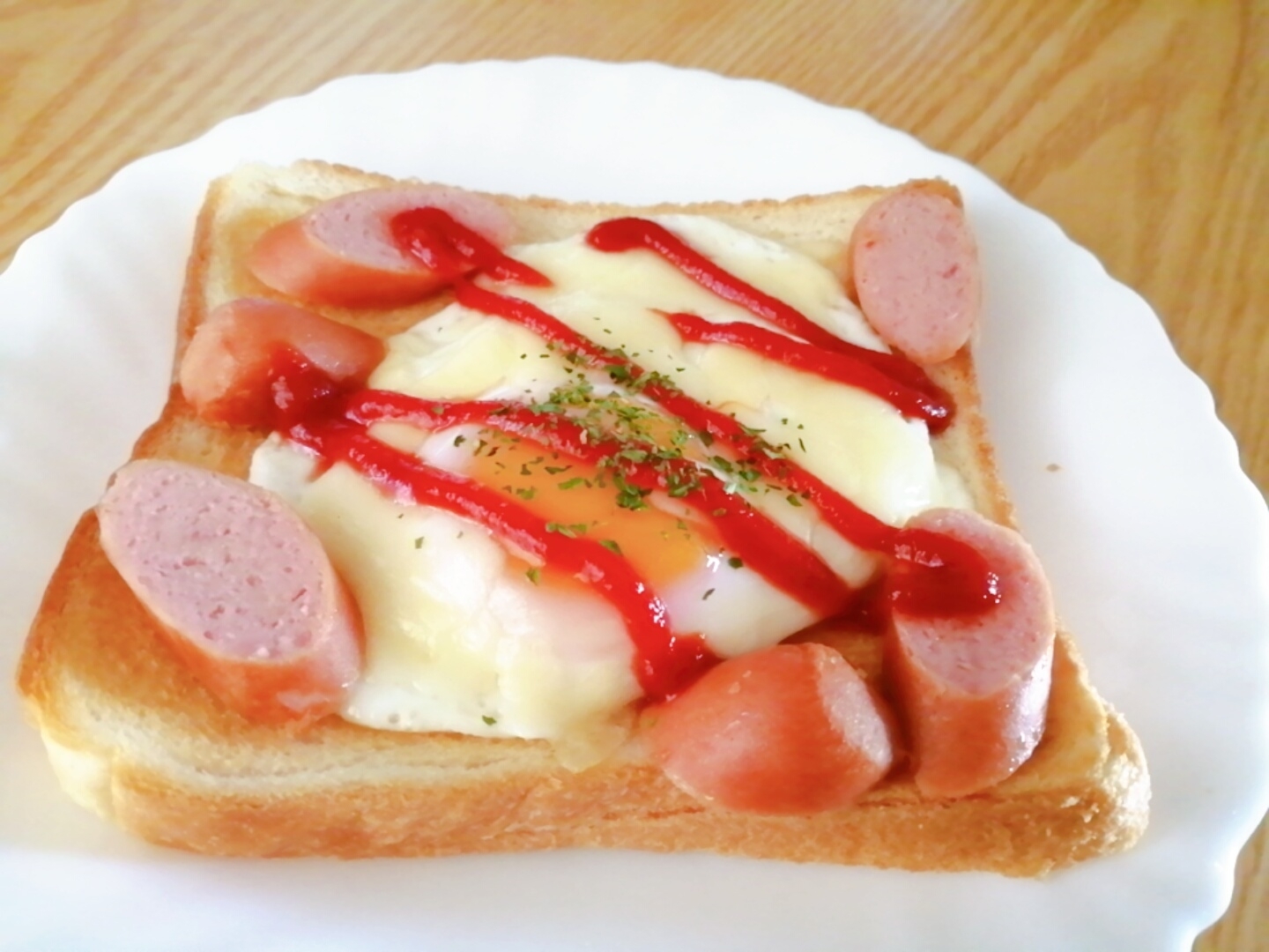 チーズ目玉焼きとウインナーのケチャップトースト