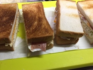 キャベツと目玉焼きのサンドイッチ