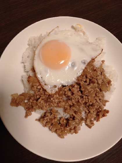 簡単カフェ風♡目玉焼きのせピリ辛そぼろ丼