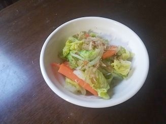 白菜の葉の部分と、にんじんのおひたし！