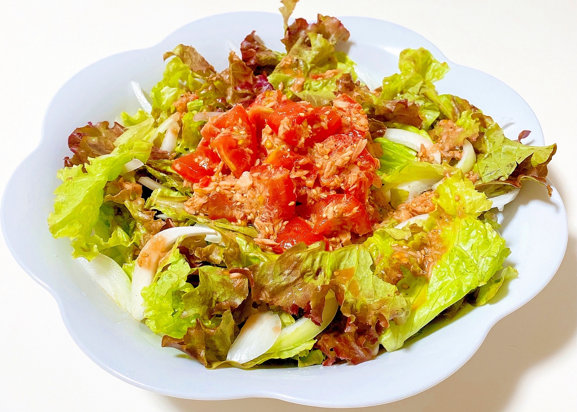 ツナとトマトの旨だれ!レタスと新玉ねぎの旨味サラダ