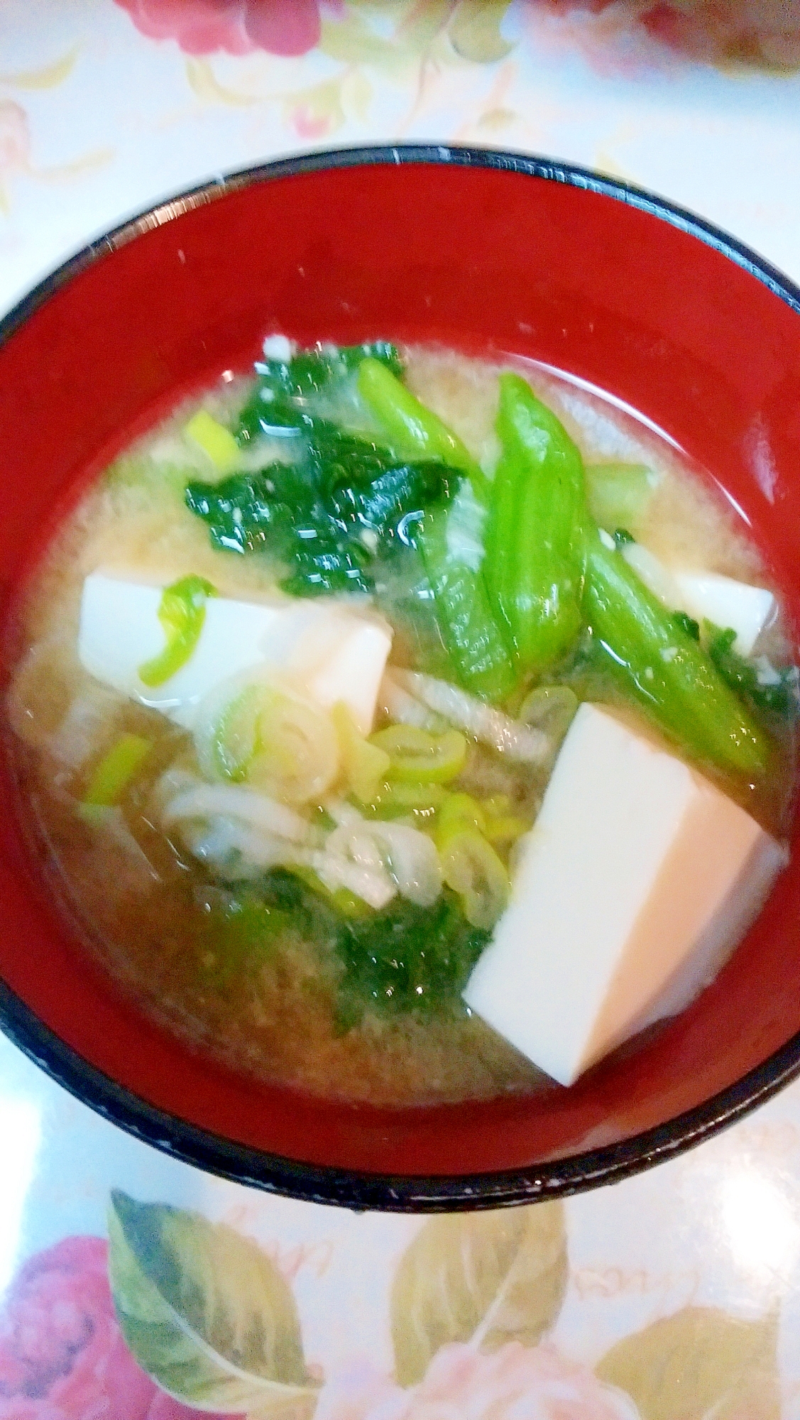 緑の綺麗な、生の小松菜と豆腐とネギのお味噌汁♪