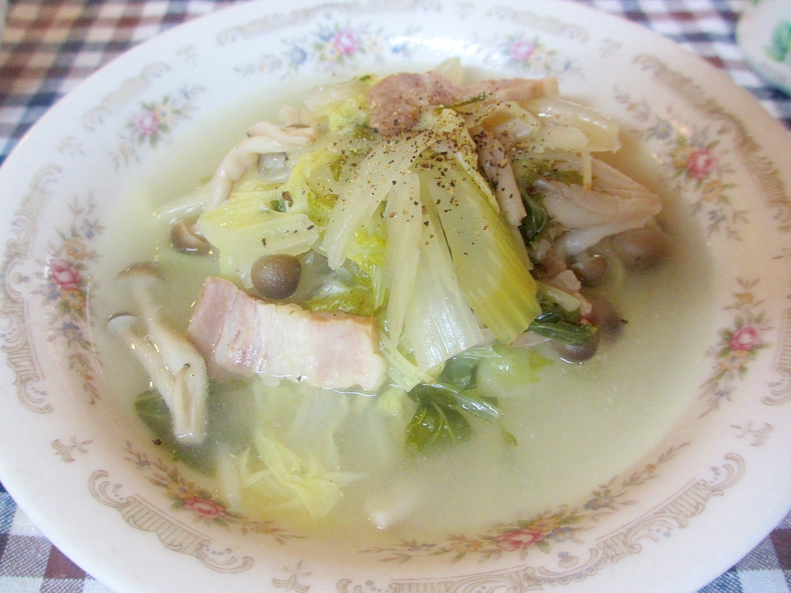 白菜、セロリ、ベーコンの塩麹スープ