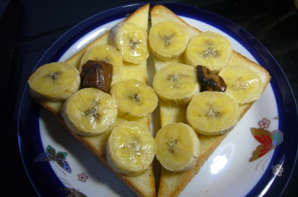 お久しぶりです♥手近にあったアーモンドチョコをトッピングして焼きました♪今年も宜しくです。