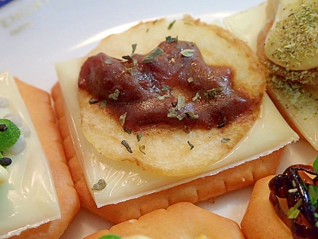 白色の皿に盛られたカレーとポテチのクラッカーのせ
