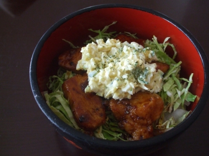 タルタルソースと照り焼き鶏が最高ですね♫
野菜もたっぷりですごく美味しかったです( *´艸｀)
ごちそうさまでした！