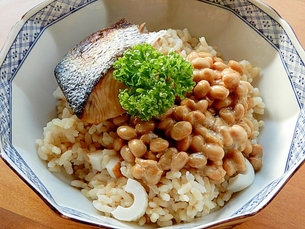 朝定食な❤竹輪入り納豆丼♪（新巻鮭）