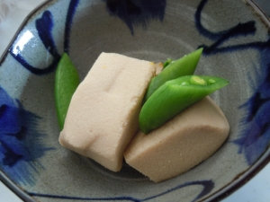 高野豆腐とスナップエンドウの麺つゆ煮