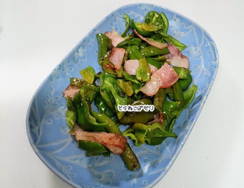 ピーマンとベーコンの炒め物