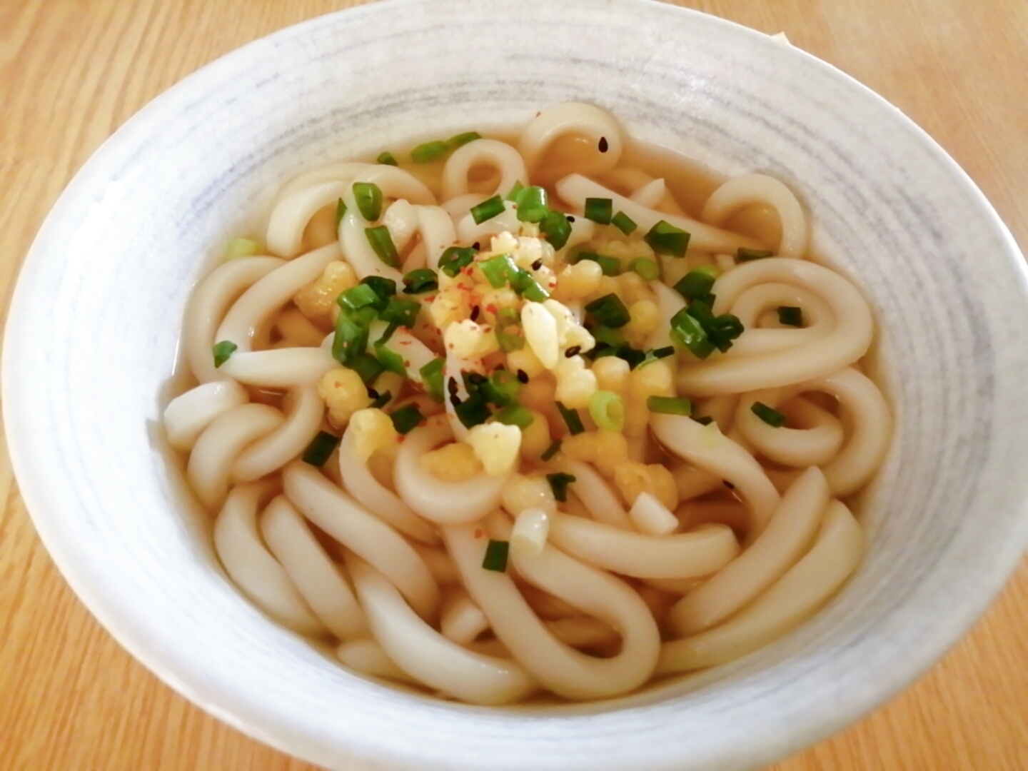 揚げ玉と小ねぎの温うどん