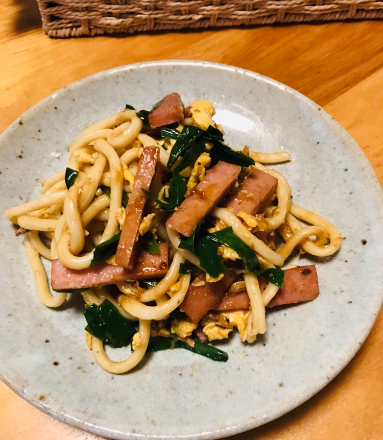 ニラとスパム、炒り卵のソース焼きうどん