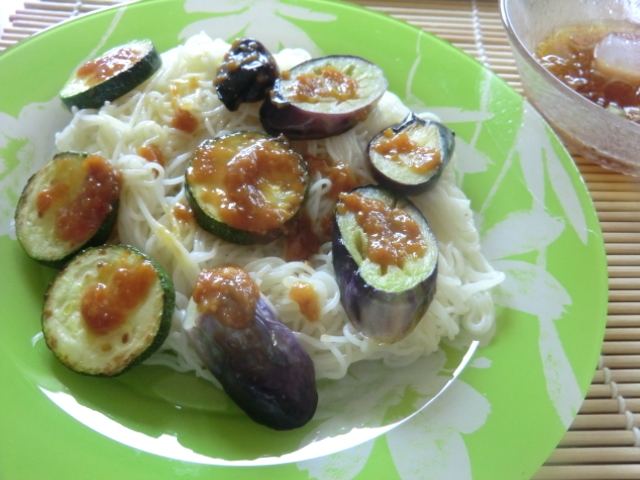 夏ばて予防!夏野菜とニンニク味噌のっけそうめん