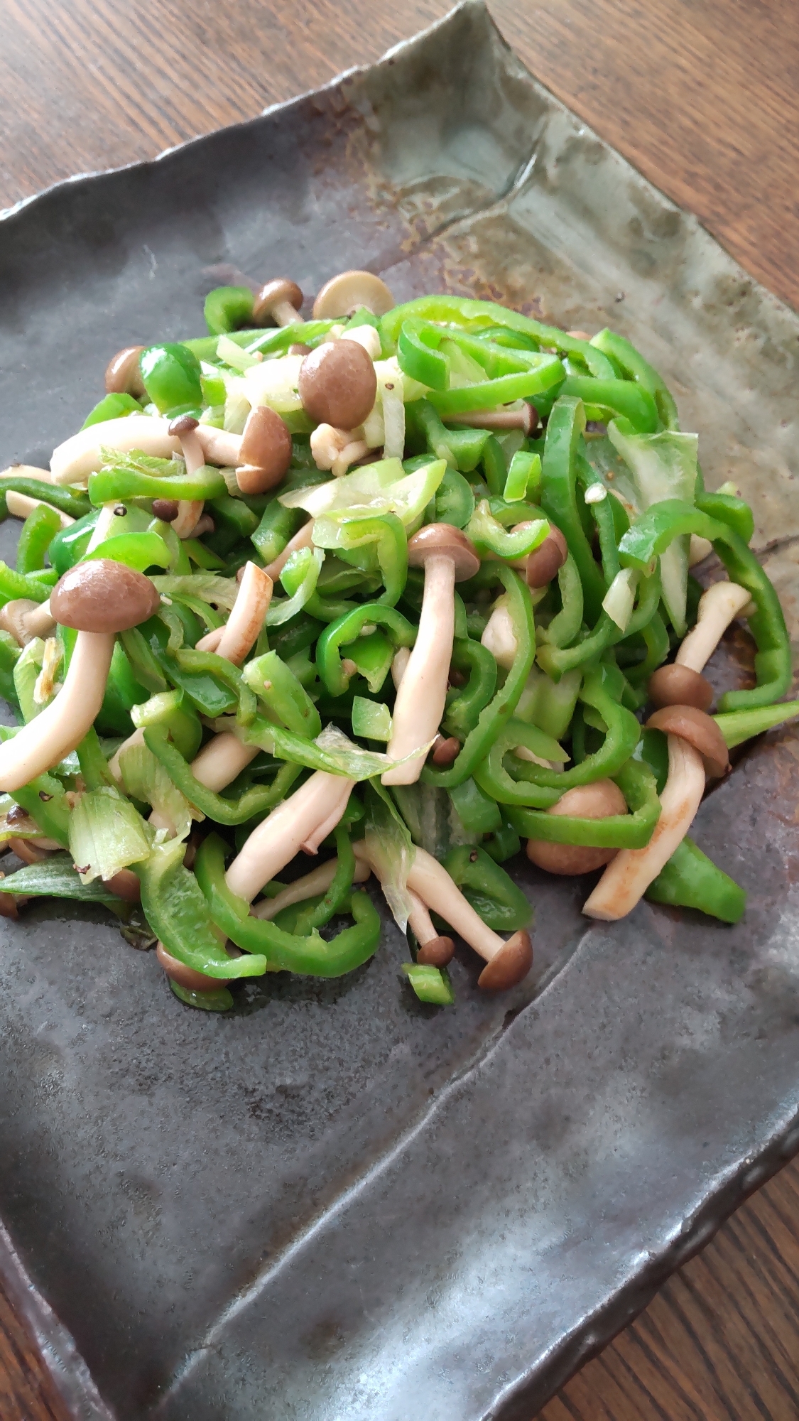 ピーマンとしめじと葱のハーブソルト炒め☆