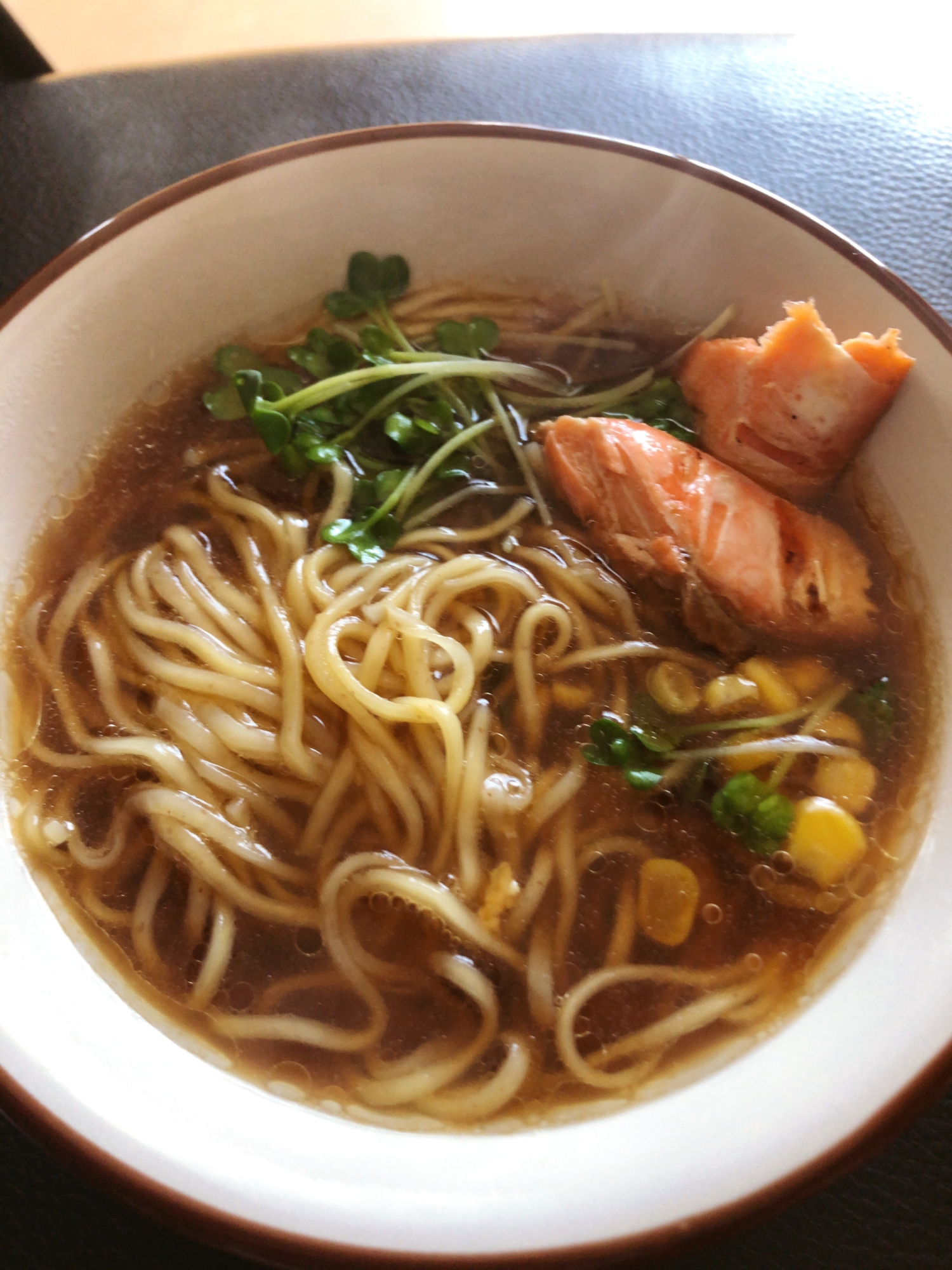 焼き鮭入り醤油ラーメン