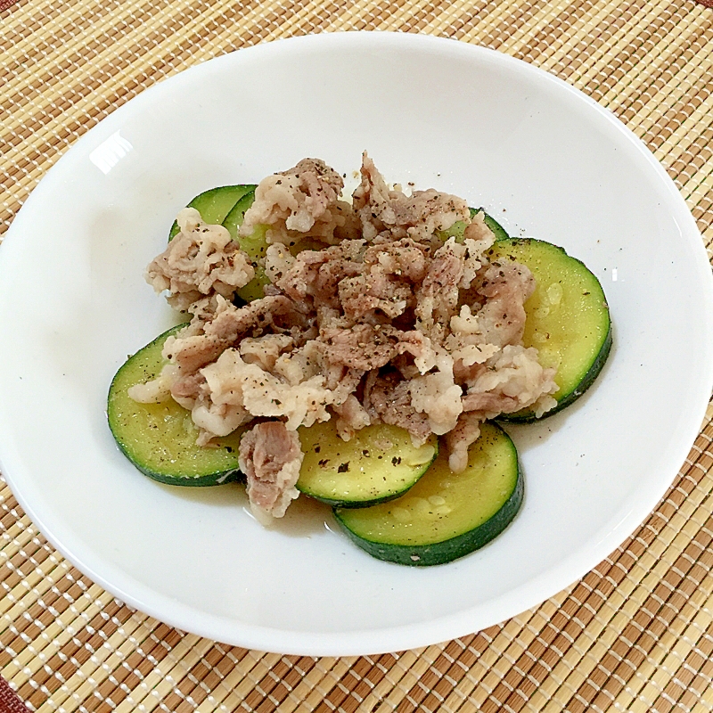 めっちゃ簡単！ズッキーニと豚バラ肉のレンジ蒸し♪