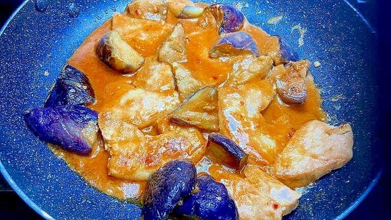 【素朴飯】豚肉となすの辛味噌めんつゆ炒め