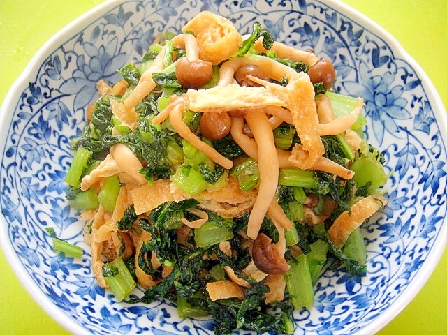 器に盛られた大根の葉と油揚げしめじの甘辛煮
