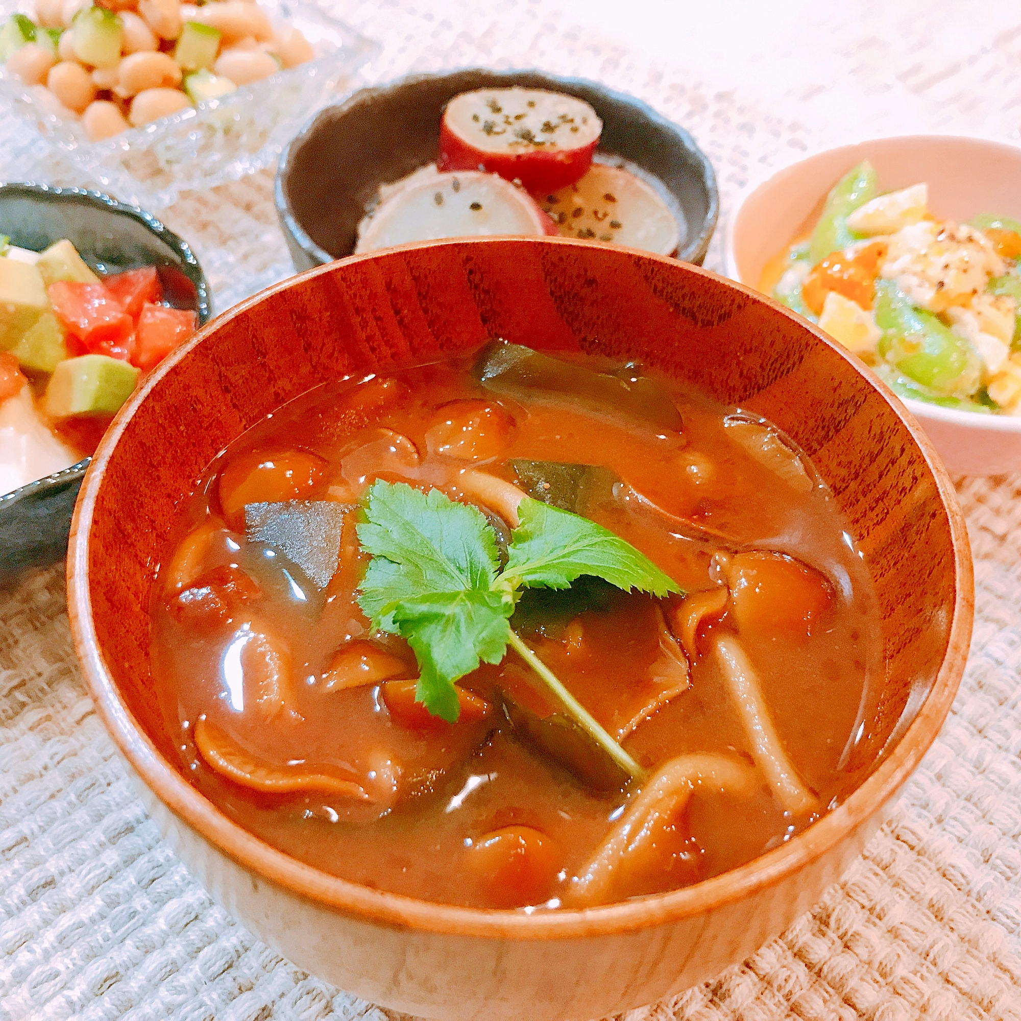 とろとろ♡なめことワカメの赤だし味噌汁