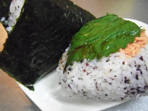 大葉の醤油漬けで♪シソと鮭のおにぎり♪