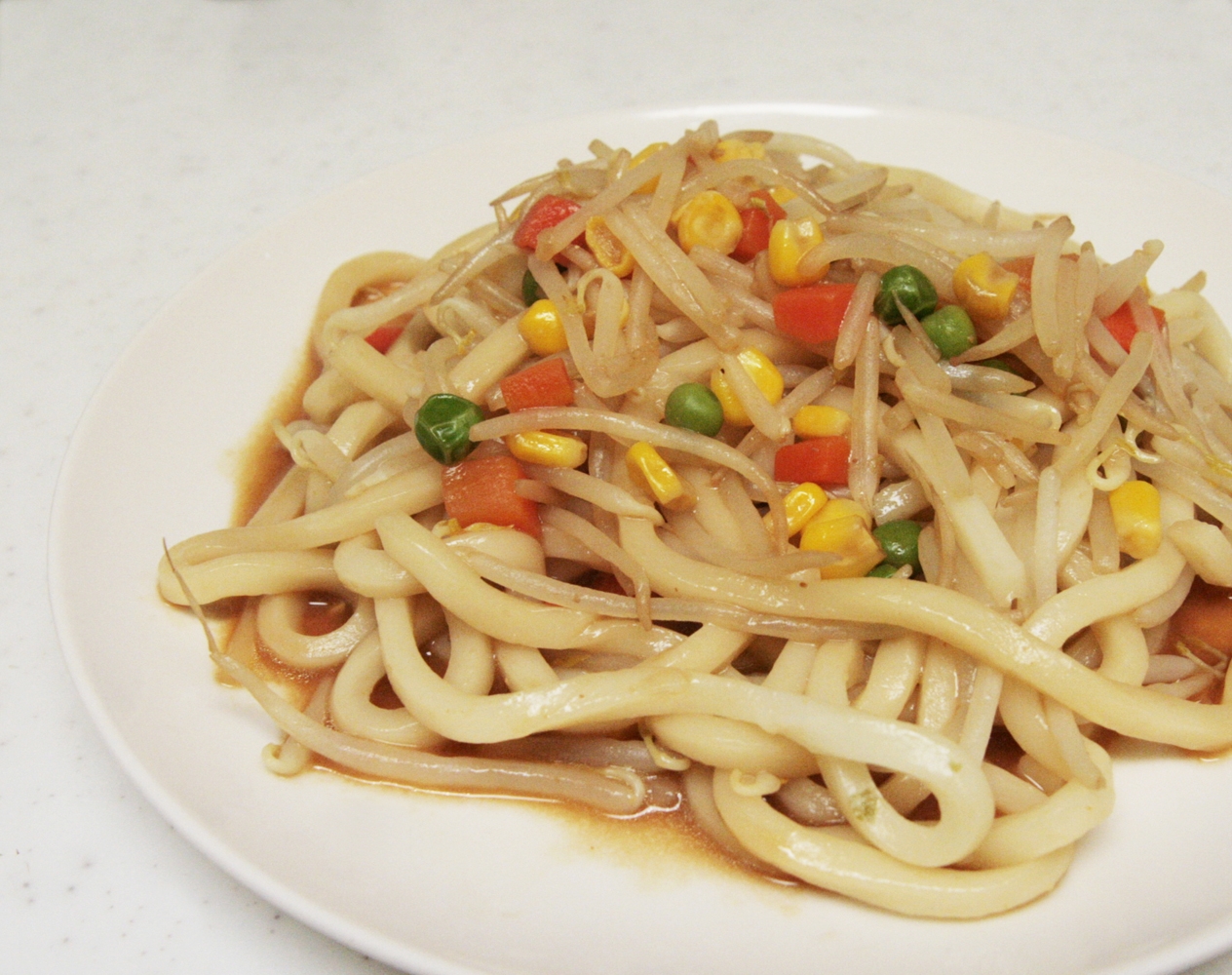 シャキシャキもやしとカラフルベジのみそ焼きうどん