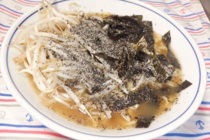 もやしとすりごま海苔のとんこつラーメン