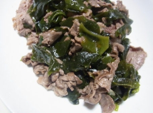 ニンニク風味で!わかめと牛肉の炒め物
