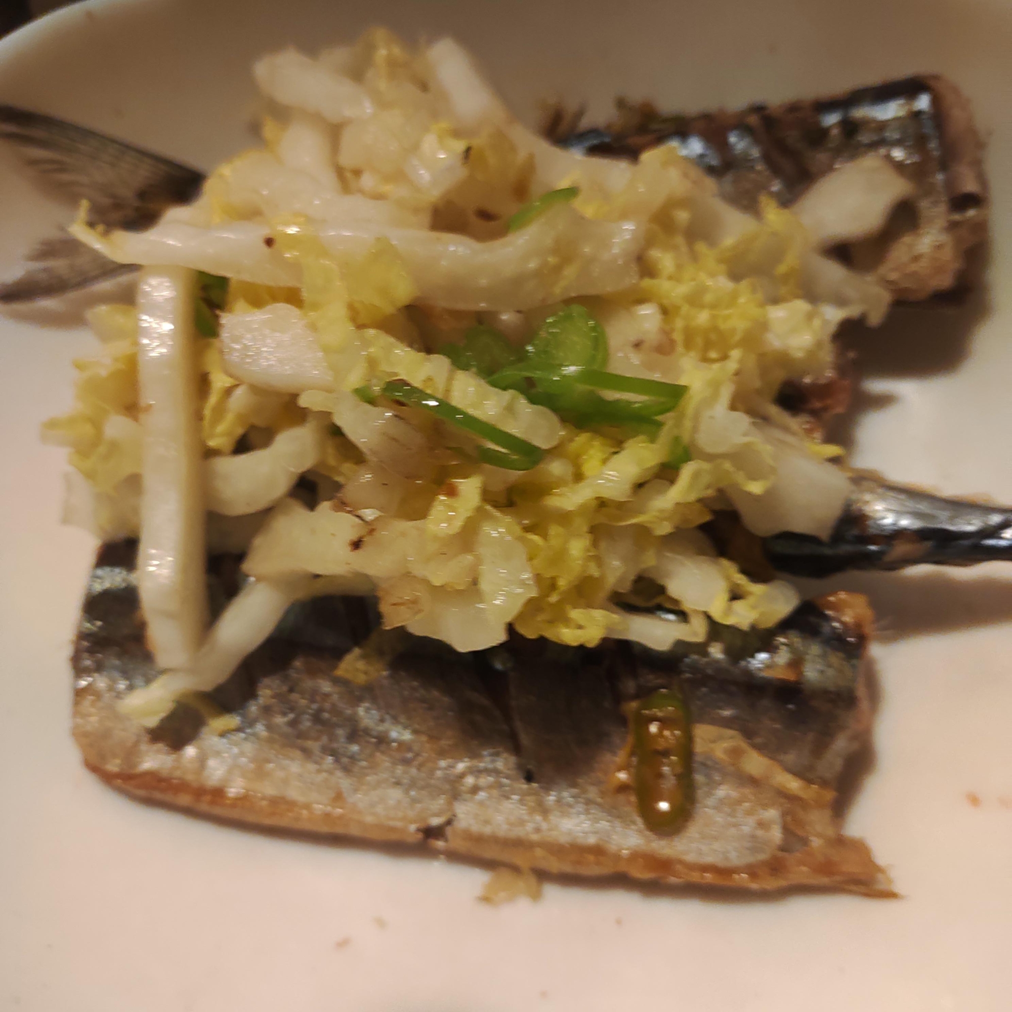 フライパンで秋刀魚の塩焼き、白菜、唐辛子