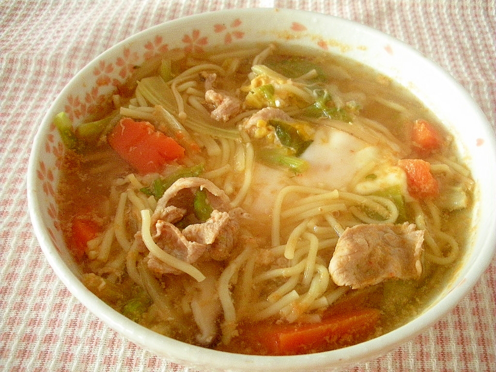 インスタントラーメンのキムチ野菜たまご