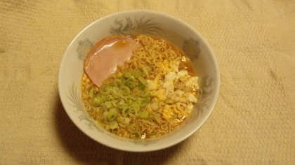 インスタントラーメン！久しぶりに、食べました。
味噌味に、かき玉が、美味しいですね♪
ごちそう様でした。
（ハムは、そのままで、ごめんなさい。）