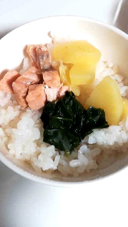 小松菜のマヨ炒めで鮭ふりかけと、いりごまの混ぜご飯