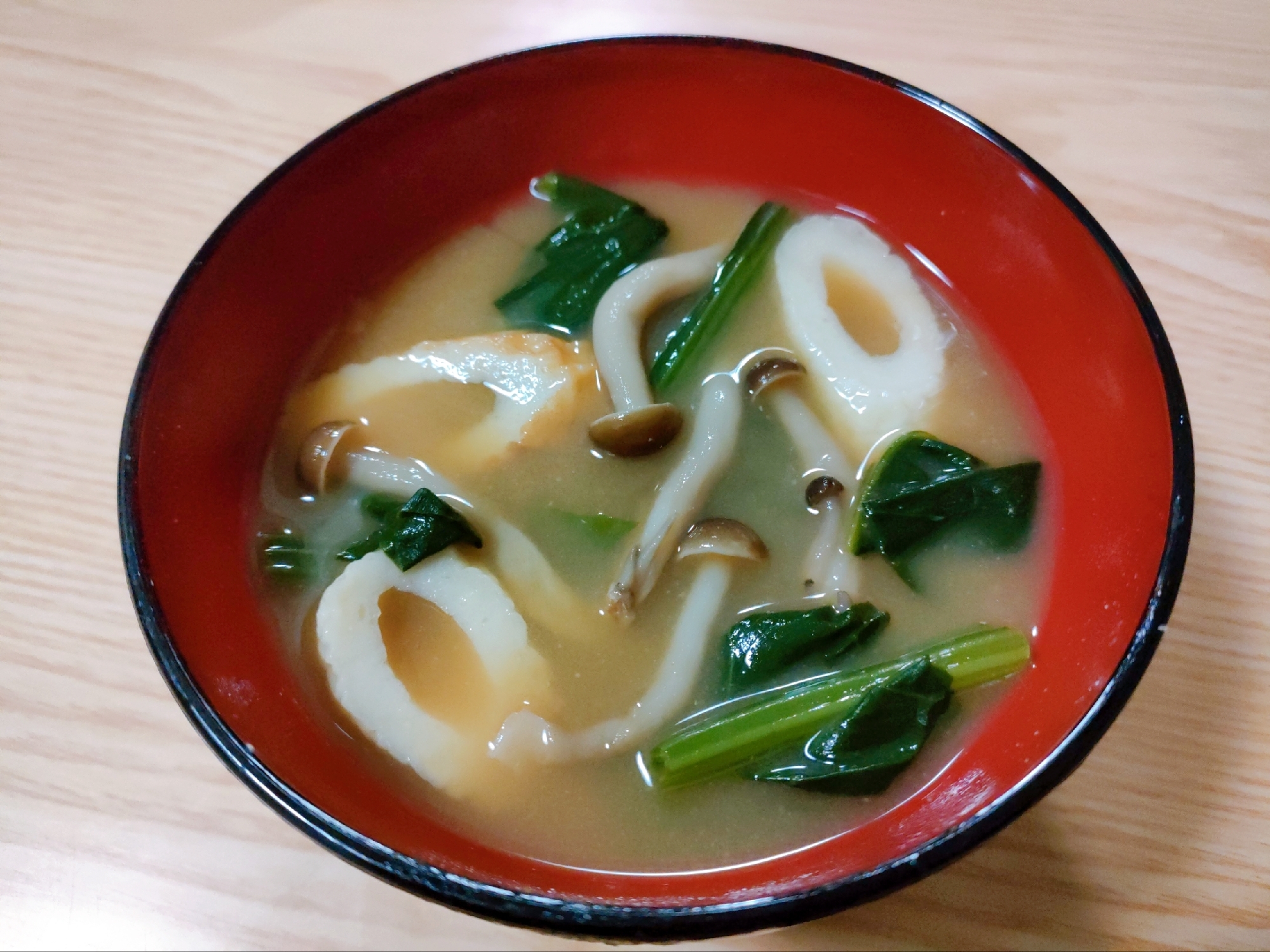 ほうれん草とちくわとしめじの味噌汁