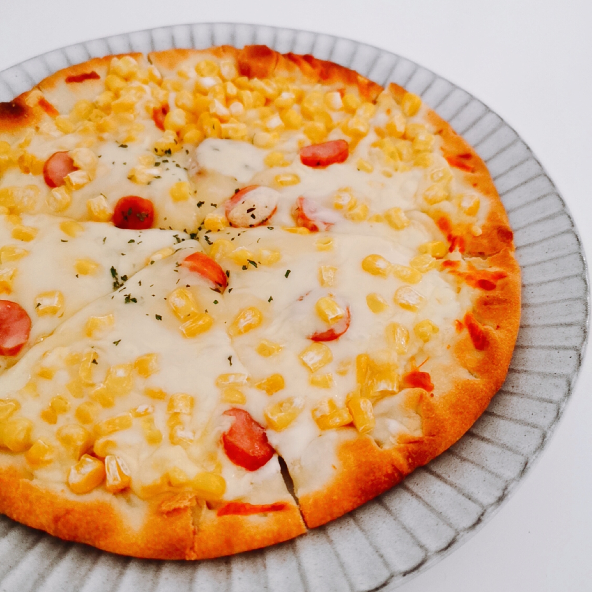 マヨコーンとウインナーのチーズピザ