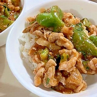 麻婆豆腐の素で　☆　豚こまとピーマンと大根葉の丼