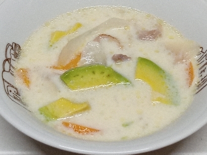 チキンとアボカドの豆乳スープ