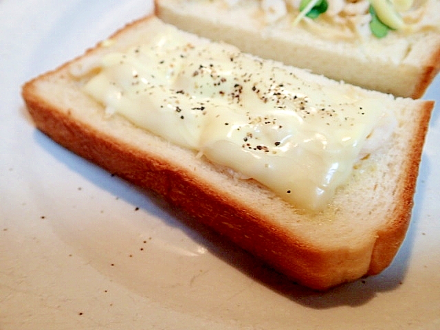レモン/マヨで　サラダチキンとチーズのトースト