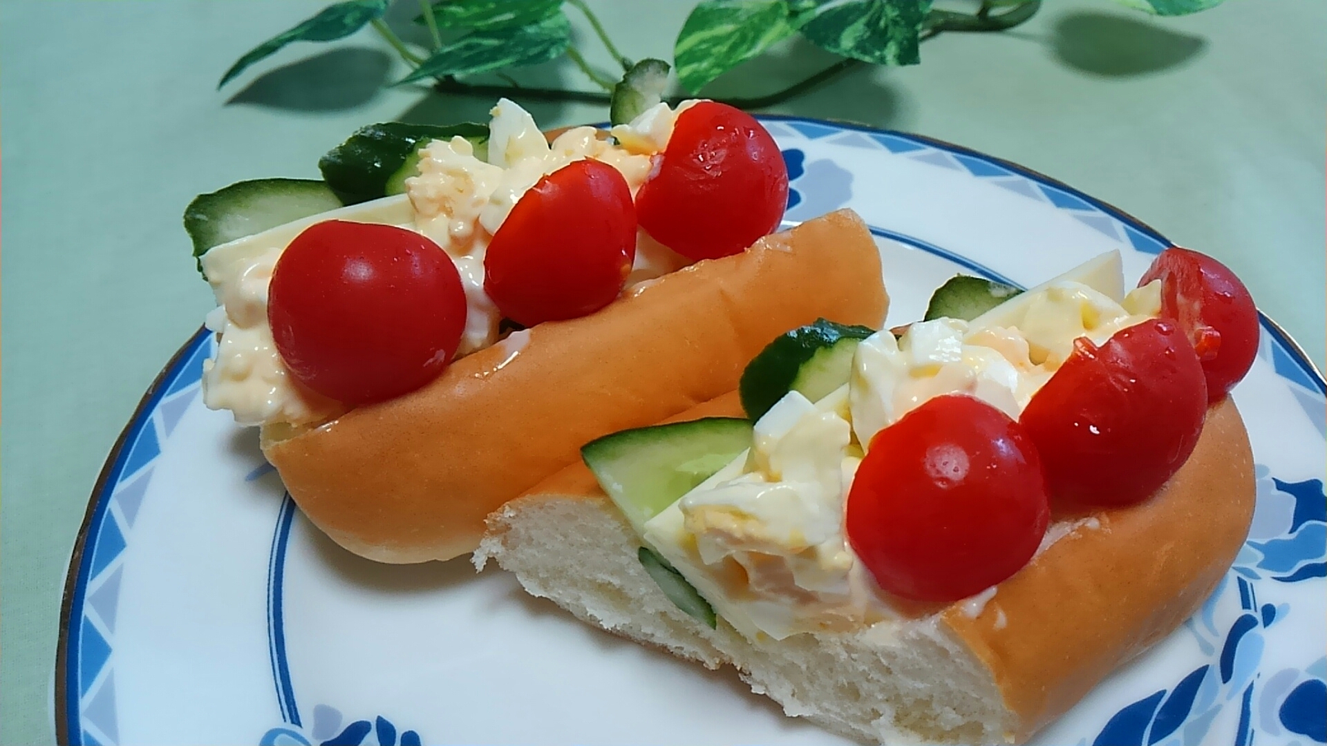 ドッグパンで　野菜とチーズと茹で卵サンド＊