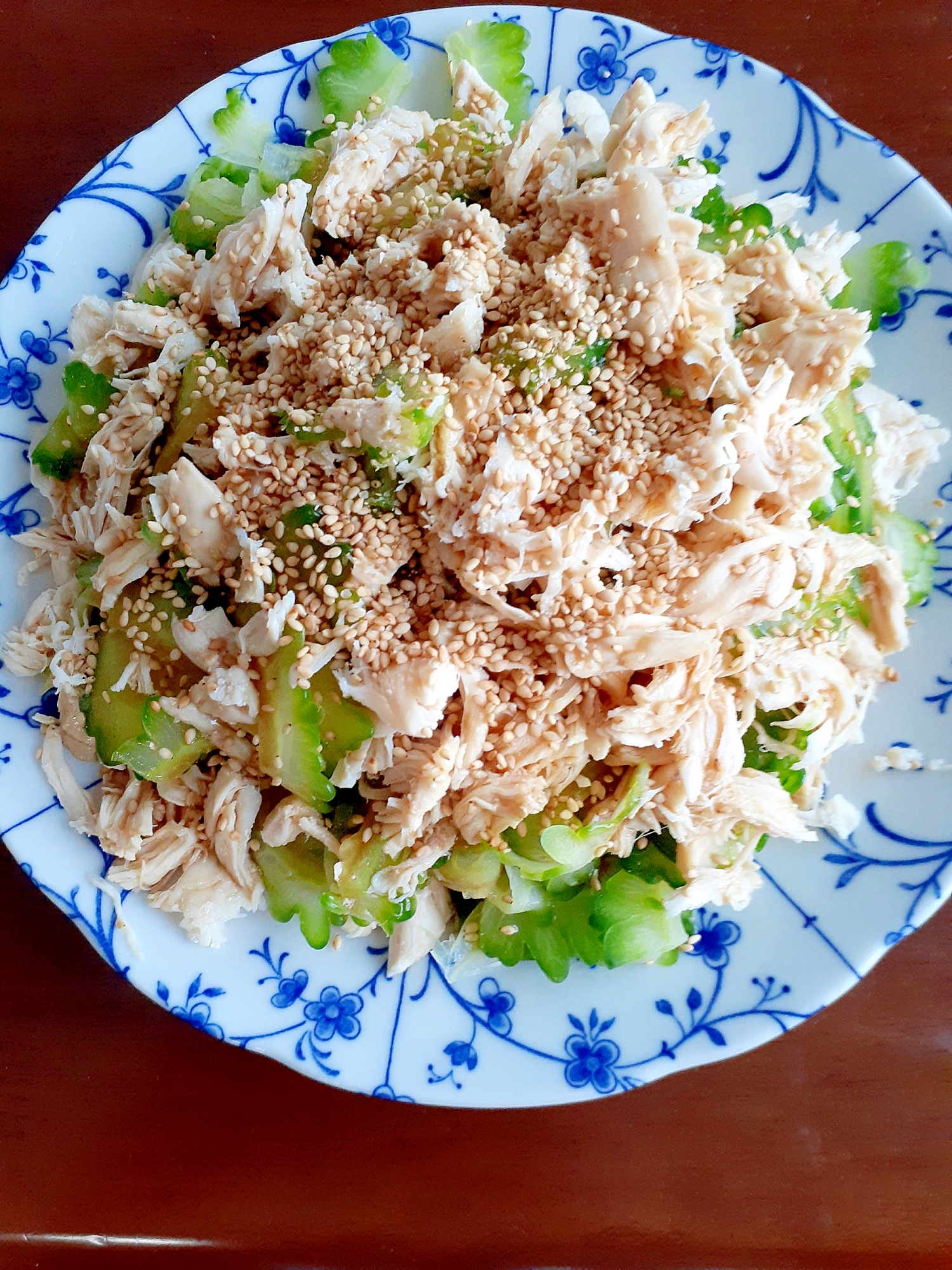 青の花柄のお皿に盛り付けられたゴーヤと鶏ささみの中華サラダ