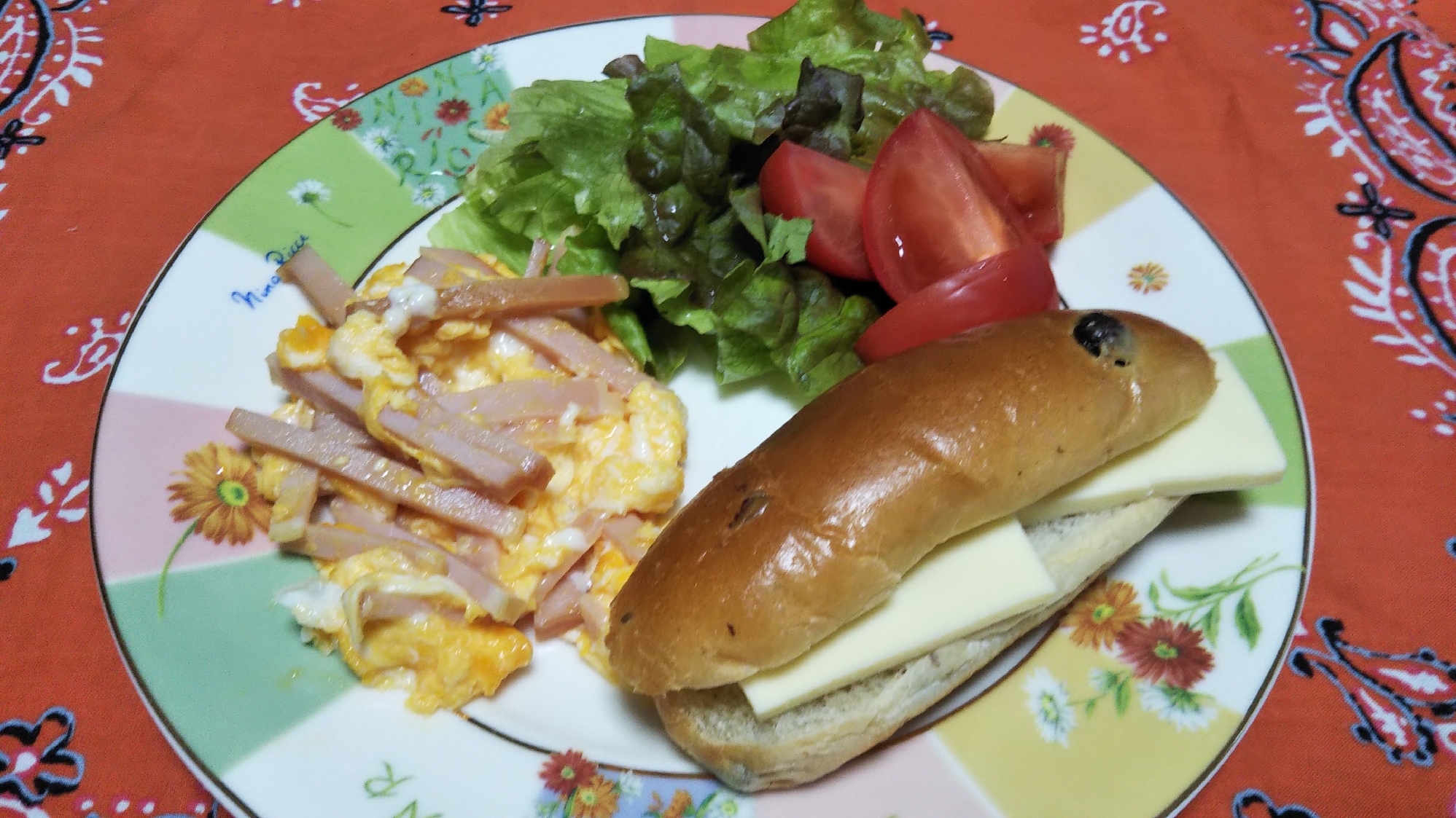 朝食に☆ハム卵炒めとレーズンパンチーズサンド