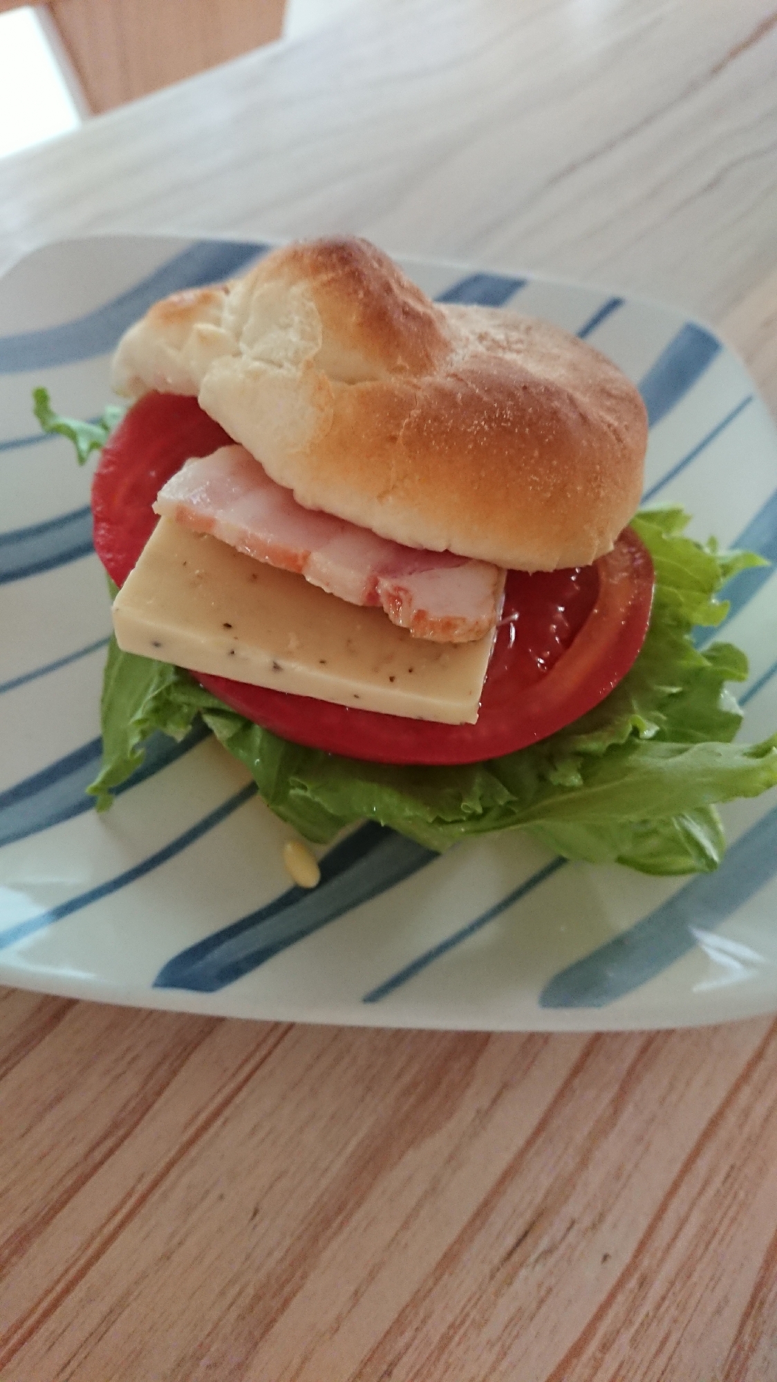 ベーコンとレタスとトマトとチーズのサンドロール★