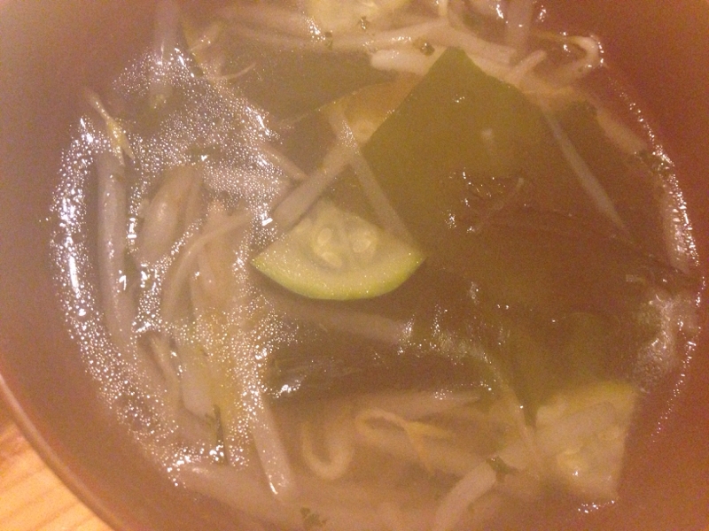 もやしとわかめとズッキーニの中華スープ