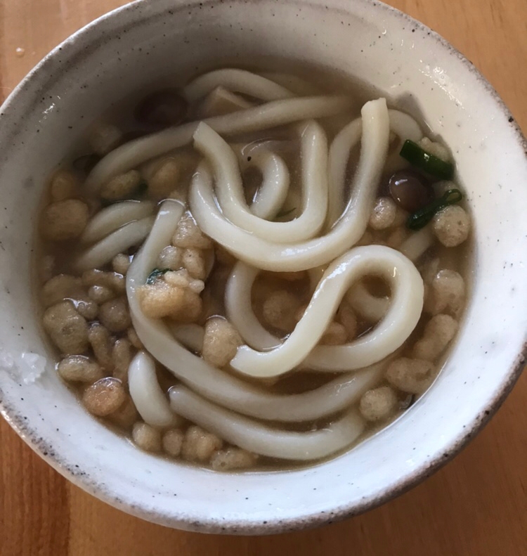 しめじと油揚げ、天かすのうどん