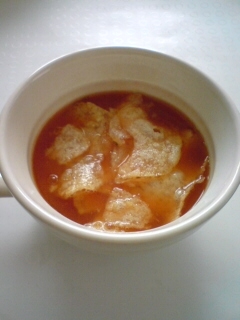 トマトジュースとポテトチップスのスープ