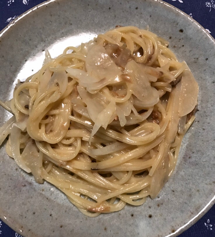 玉ねぎとはごろも煮のクリームパスタ