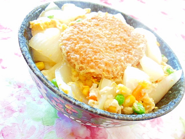 ダシダで作ろ❤新玉葱とコロッケの彩り卵丼❤