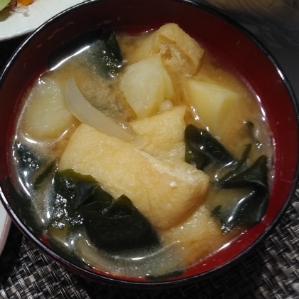 じゃがいもと油あげの味噌汁